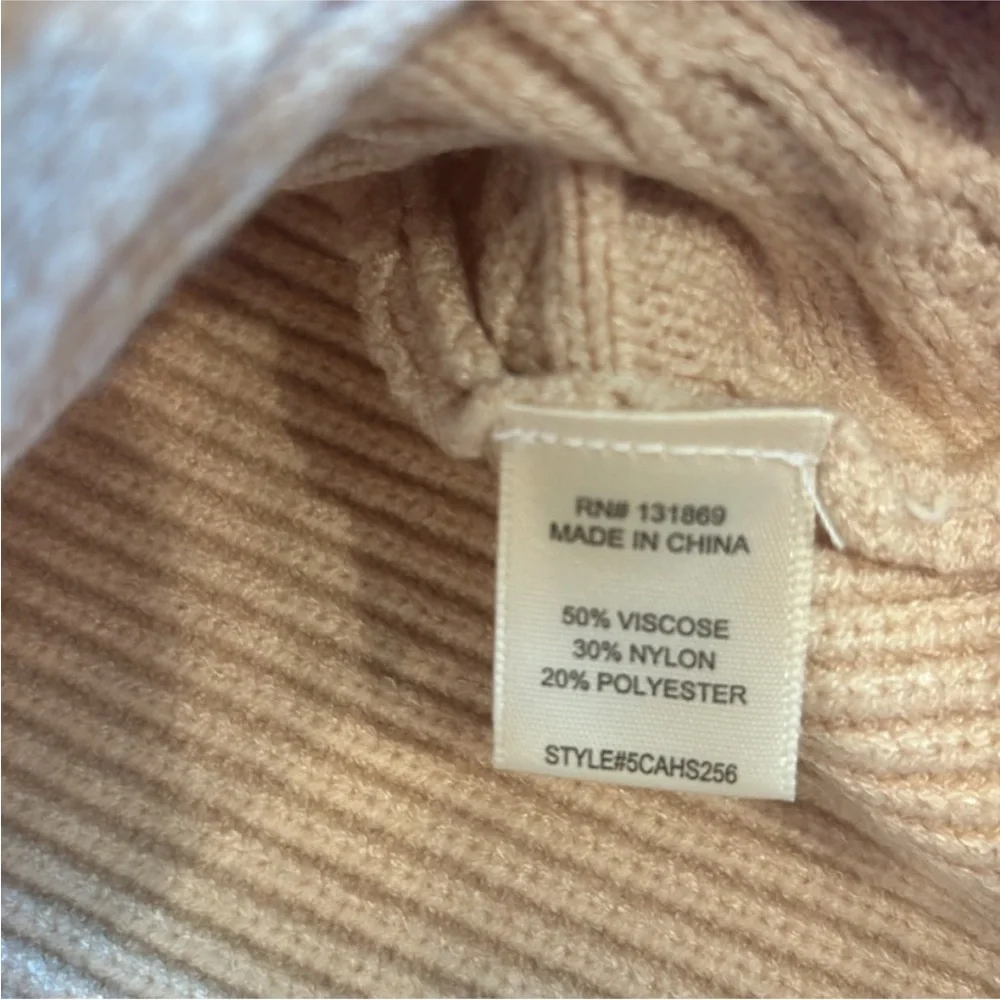 V Neck Crossover Cropped Long Sleeve Sweater Dillard’s Brand 
Size Medium - Picture 6 of 7